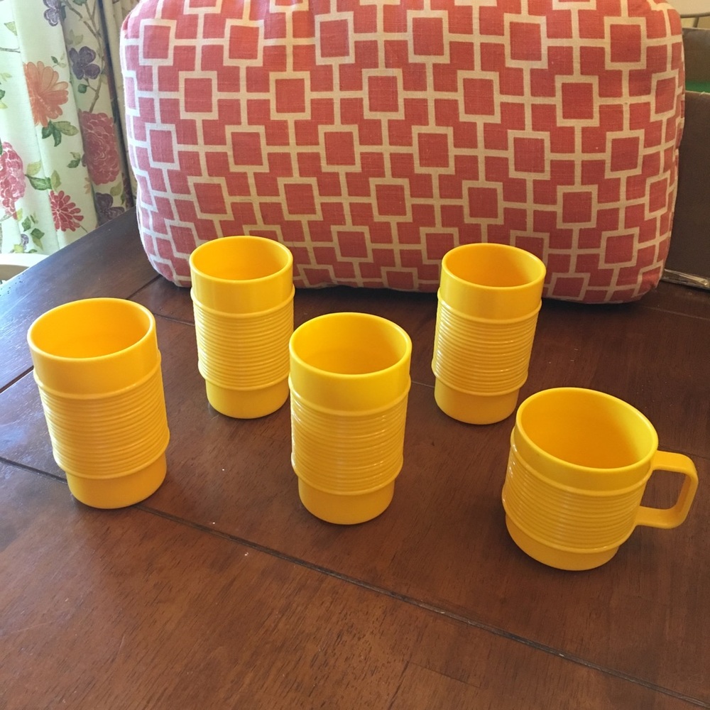 Vintage set Of 4 Rubbermaid Melamine Tumblers